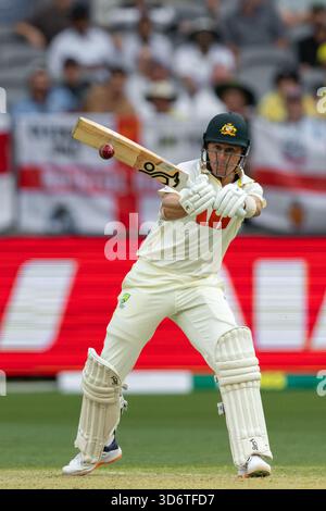 Perth, Australien. November 2025. Marnus Labuschagne aus Australien spielt beim NRMA Insurance Ashes First Test Day 2 Australien gegen England im Optus Stadium, Perth, Australien, 22. November 2025 (Foto: Santanu Banik/News Images) *** GER AUT SUI OUT *** in Perth, Australien am 22. November 2025. (Foto: Santanu Banik/News Images/SIPA USA) Credit: SIPA USA/Alamy Live News Stockfoto