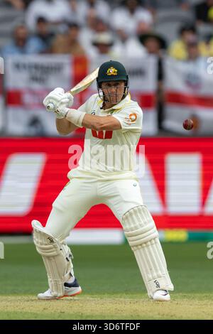 Perth, Australien. November 2025. Marnus Labuschagne aus Australien spielt beim NRMA Insurance Ashes First Test Day 2 Australien gegen England im Optus Stadium, Perth, Australien, 22. November 2025 (Foto: Santanu Banik/News Images) *** GER AUT SUI OUT *** in Perth, Australien am 22. November 2025. (Foto: Santanu Banik/News Images/SIPA USA) Credit: SIPA USA/Alamy Live News Stockfoto