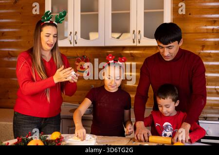 Eine Familie genießt die Zeit zusammen, um Weihnachten in der Küche zu backen Stockfoto