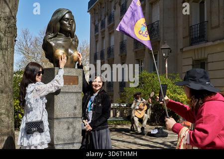 Besucher genießen die Dalida-Statue in Montmartre, während sie sich am Place Dalida, Paris, Frankreich, wünschen Stockfoto