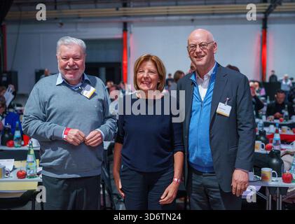 Mainz, Deutschland. November 2025. Kurt Beck (l-r, SPD), ehemaliger Ministerpräsident von Rheinland-Pfalz, Malu Dreyer (SPD), ehemaliger Ministerpräsident von Rheinland-Pfalz, und Rudolf Scharping (SPD), ehemaliger Ministerpräsident von Rheinland-Pfalz, stehen auf dem Treffen der Landesvertreter zusammen. Vier Monate vor der Landtagswahl (22. März 2026) erstellt die Rheinland-pfälzische SPD ihre Landesliste. Darlegung: Andreas Arnold/dpa/Alamy Live News Stockfoto
