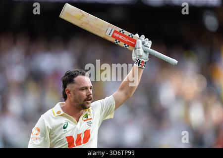 Perth, Australien. November 2025. Travis Head of Australia bejubelt die Menge beim NRMA Insurance Ashes First Test Day 2 Australien vs England im Optus Stadium, Perth, Australien, 22. November 2025 (Foto: Santanu Banik/News Images) *** GER AUT SUI OUT *** in Perth, Australien am 22.11.2025. (Foto: Santanu Banik/News Images/SIPA USA) Credit: SIPA USA/Alamy Live News Stockfoto