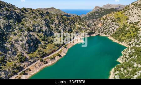 Aus der Vogelperspektive des Panta de Gorg Blau Sees auf Mallorca, Balearen, Spanien. Stockfoto