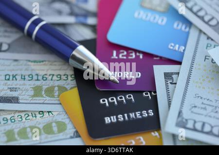 100 US-Dollar-Scheine und Silberstift mit Kreditkarten aus der Nähe. Konzept der Geschäftsberechnung und Rechnungslegung in den USA Stockfoto