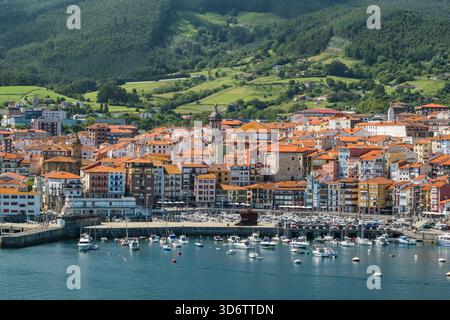 Sommerblick auf die Stadt Bermeo, Baskenland, Nordspanien. Stockfoto