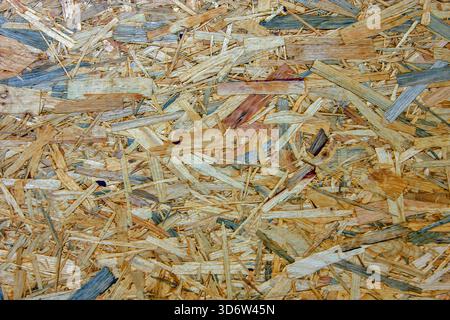 Das Bild ist eine Nahaufnahme eines Oriented Strand Board OSB oder eines ähnlichen Verbundholzpaneels Stockfoto