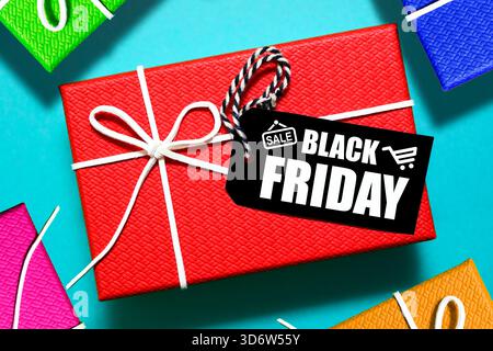 Geschenkbox mit Etikett und Schriftzug Black friday, Fotomontage Stockfoto
