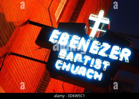 Die Neonlichter der Ebenezer Baptist Church, in der Martin Luther King für Bürgerrechte predigt, werden nachts in Atlanta beleuchtet Stockfoto
