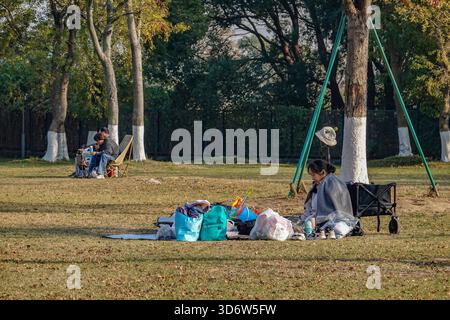 Changzhou, China. November 2025. Leute, die man bei einem Picknick auf dem Gras im ökologischen Park gesehen hat. Quelle: SOPA Images Limited/Alamy Live News Stockfoto