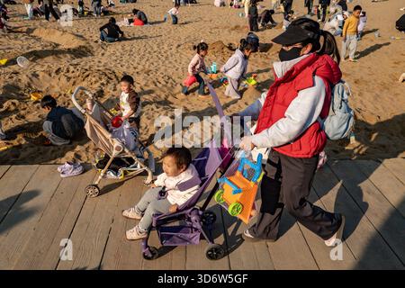 Changzhou, China. November 2025. Eine Frau mit Kindern, die die Sandfläche im ökologischen Park genießt. Quelle: SOPA Images Limited/Alamy Live News Stockfoto
