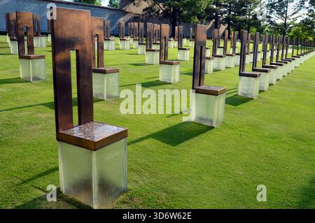 Reihen leerer Stühle dienen als Gedenkstätte für die Toten, die bei einem Angriff auf das Alfred Murrah Federal Building in Oklahoma City, Oklahoma, getötet wurden Stockfoto