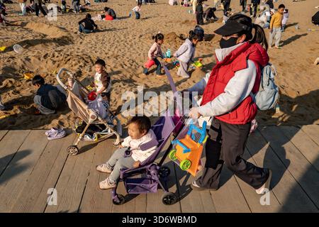 Changzhou, China. November 2025. Eine Frau mit Kindern, die die Sandfläche im ökologischen Park genießt. (Foto: Sheldon Cooper/SOPA Images/SIPA USA) Credit: SIPA USA/Alamy Live News Stockfoto