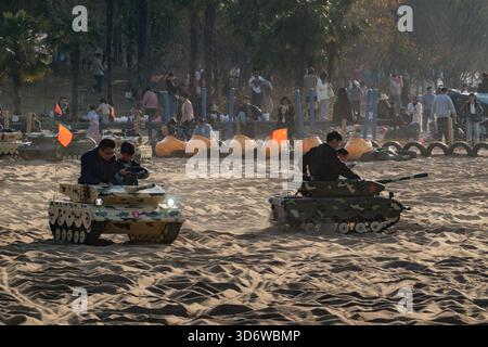 Changzhou, China. November 2025. Die Leute fahren Spielzeugtanks auf dem Sand im ökologischen Park. (Foto: Sheldon Cooper/SOPA Images/SIPA USA) Credit: SIPA USA/Alamy Live News Stockfoto
