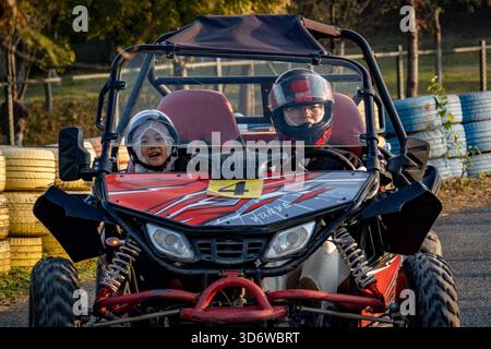 Changzhou, China. November 2025. Leute, die Helme tragen, fahren auf einem roten Off-Road-Go-Kart. (Foto: Sheldon Cooper/SOPA Images/SIPA USA) Credit: SIPA USA/Alamy Live News Stockfoto
