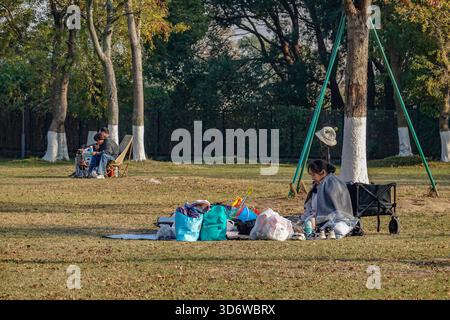 Changzhou, China. November 2025. Leute, die man bei einem Picknick auf dem Gras im ökologischen Park gesehen hat. (Foto: Sheldon Cooper/SOPA Images/SIPA USA) Credit: SIPA USA/Alamy Live News Stockfoto