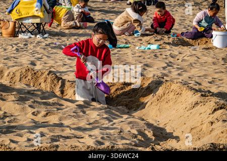 Changzhou, China. November 2025. Ein Mädchen, das im ökologischen Park mit einer Schaufel im Sand spielt. (Foto: Sheldon Cooper/SOPA Images/SIPA USA) Credit: SIPA USA/Alamy Live News Stockfoto