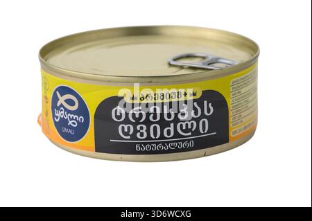 Tiflis, Georgien 11.16.2025. Natürliche Kabeljauleber in einer Dose der Marke „Vkusnye Konservy“, professionell auf weißem Hintergrund fotografiert. Der Klassiker Stockfoto