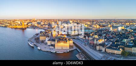 Wunderschöner Blick aus der Vogelperspektive auf Stockholm und die Altstadt bei Sonnenaufgang, im frühen Winter Stockfoto