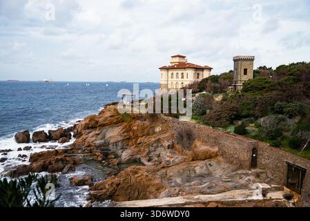 Schloss Boccale und Sandsteinfelsen von Romito während der Wintersaison in Livorno, Toskana, Italien, Europa Stockfoto