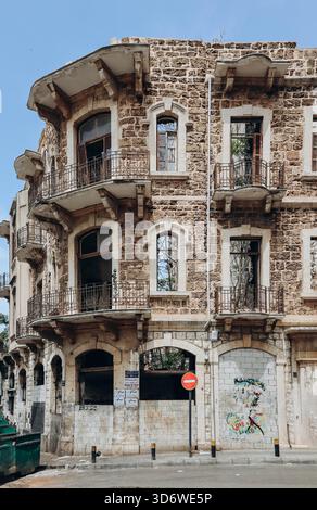Beirut, Libanon - 24.04.23: Verlassene und zerstörte Gebäude im Bezirk Achrafieh in Beirut, Libanon Stockfoto