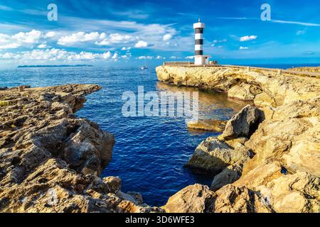 Blick auf den Leuchtturm Colonia de Sant Jordi, Insel Mallorca. Balearen in Spanien. Stockfoto