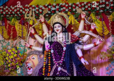 Mehrarmige Göttin Durga mit Löwe in Navratri Stockfoto
