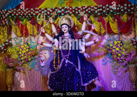Mehrarmige Göttin Durga mit Löwe in Navratri Stockfoto