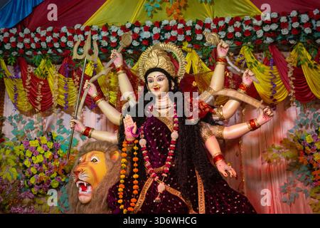 Mehrarmige Göttin Durga mit Löwe in Navratri Stockfoto