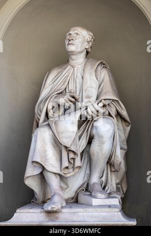Die Statue von filippo brunelleschi vor dem palazzo dei canonici auf der piazza del duomo in florenz toskana italien Stockfoto