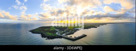 Panoramablick auf Port Oriel in Clogherhead mit Fischerbooten und trübem Abendlicht entlang der ruhigen Küste Stockfoto