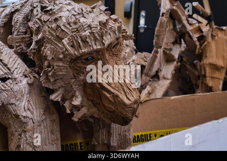 Nahaufnahme eines Pappaffenkopfes im Müll Stockfoto