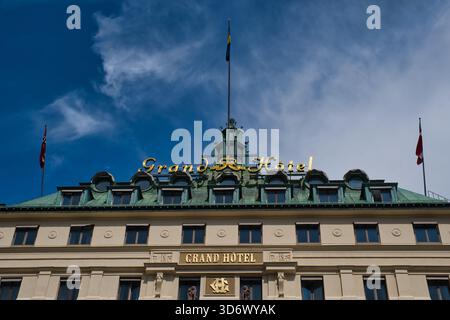 Flacher Blick auf die Spitze des Grand Hotel Gebäudes in Stockholm, Symbol der Luxusunterkunft, mit Floppy Fahnen Stockfoto