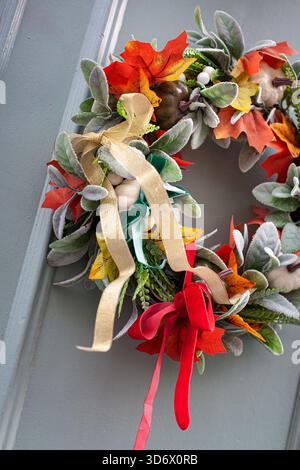 Weihnachtskranz vor der Tür eines Hauses Stockfoto