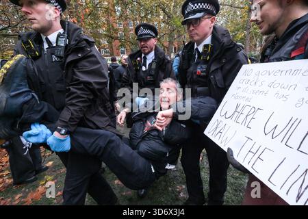 Tavistock Square, London, Großbritannien. November 2025. Verteidigen Sie unsere Geschworenen, Protest der Palästinensischen Aktion auf dem Tavistock-Platz, mit vielen Verhaftungen. Quelle: Matthew Chattle/Alamy Live News Stockfoto