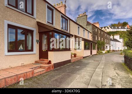 089 Reihenhäuser entlang der Beaumont Cres, einer privaten Straße entlang der Westseite des Hafens, die für den Durchgangsverkehr gesperrt ist. Portree-Skye-Scotland. Stockfoto