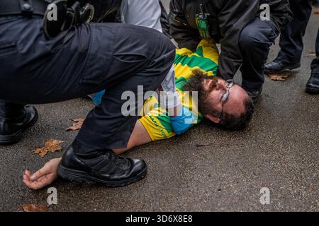 London, Großbritannien. November 2025. London, England, Großbritannien. (22. November 2025) Dutzende Demonstranten der Palästinensischen Aktion wurden im Friedensgarten am Tavistock-Platz verhaftet, weil sie Schilder zur Unterstützung der verbotenen Gruppe gehalten hatten. Die Massenaktion ist Teil einer erneuerten landesweiten Kampagne, die nächste Woche zur gerichtlichen Überprüfung des Verbots der Palästinensischen Aktion gemäß dem Terrorismusgesetz führt. Foto: Lab Mo/Alamy Live News Stockfoto