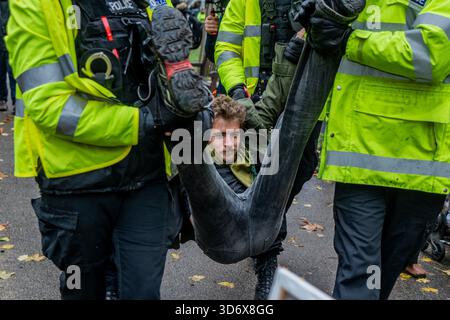 London, Großbritannien. November 2025. London, England, Großbritannien. (22. November 2025) Dutzende Demonstranten der Palästinensischen Aktion wurden im Friedensgarten am Tavistock-Platz verhaftet, weil sie Schilder zur Unterstützung der verbotenen Gruppe gehalten hatten. Die Massenaktion ist Teil einer erneuerten landesweiten Kampagne, die nächste Woche zur gerichtlichen Überprüfung des Verbots der Palästinensischen Aktion gemäß dem Terrorismusgesetz führt. Foto: Lab Mo/Alamy Live News Stockfoto