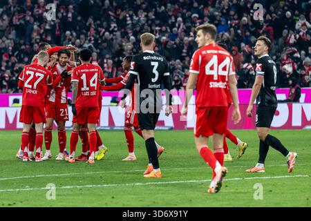Die Münchner feiern mit Michael Olise (FC Bayern München, #17) sein Tor zu 6:2 und freuen sich mit Hiroki Ito (FC Bayern München, #21) über sein Comeback nach der Verletzung und seine Assistentin GER, FC Bayern München vs. Freiburg. Stockfoto