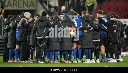 Team HSV Hamburg nach dem Spiel, Trainer Merlin Polzin (HSV Hamburg) FC Augsburg, 22. November 2025, Fußball, Bundesliga, FC Augsburg - HSV Hamburg Hamburg Stockfoto