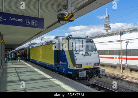 Regionallokomotive der Baureihe 146 und Doppelstockwagen am Bahnsteig Hannover Hauptbahnhof, Passagiereinstieg. Stockfoto