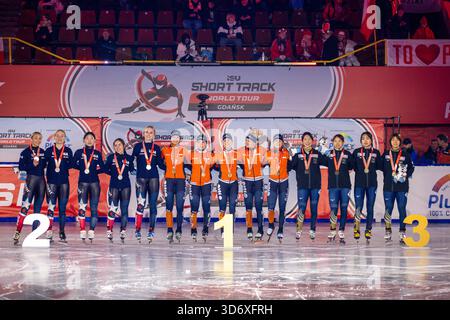 Danzig, Pommern, Polen. November 2025. Siegerteams während der Medaillenzeremonie auf dem Podium nach der 3000 m langen Damenstaffel erhält das niederländische Team die Goldmedaille, das US-Team das Silber und das japanische Team die Bronze, gefolgt von einem Gruppenfoto aller Teams. (Kreditbild: © Marek Ladzinski/ZUMA Press Wire) NUR REDAKTIONELLE VERWENDUNG! Nicht für kommerzielle ZWECKE! Quelle: ZUMA Press, Inc./Alamy Live News Stockfoto
