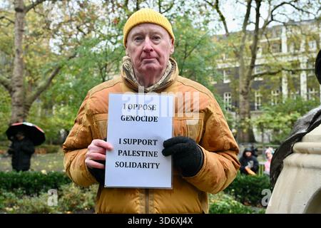 London, Großbritannien. November 2025. Protest der Palästinensischen Aktion auf dem Tavistock-Platz. Die zivilgesellschaftliche Aktionsgruppe "verteidige unsere Geschworenen" startete einen Tag landesweiter Proteste, trotz der drohenden Verhaftung durch die Polizei. Die Gruppe wird einer gerichtlichen Überprüfung der Entscheidung der Regierung ausgesetzt, die Palästinensische Aktion als terroristische Gruppe einzustufen. Quelle: michael melia/Alamy Live News Stockfoto