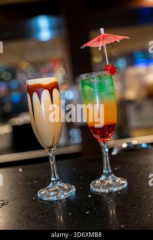Algarrobina- und Machu Picchu-Cocktails werden an der Bartheke serviert, traditionelle peruanische Getränke in Verbindung mit Nachtleben, Tourismus und Mixologie Stockfoto
