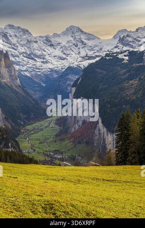 Malerische Herbstlandschaft mit Breithorn im Hintergrund, Wengen, Kanton Bern, Schweiz Stockfoto