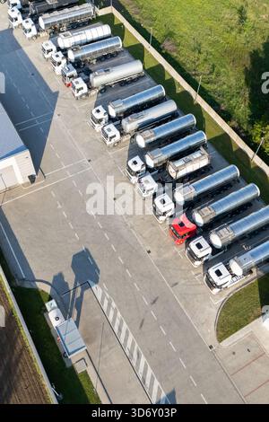 Fuhrpark mit Tankanhängern. Stockfoto