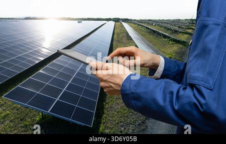 Ingenieur mit Tablet-Computer in einem Solarkraftwerk Stockfoto