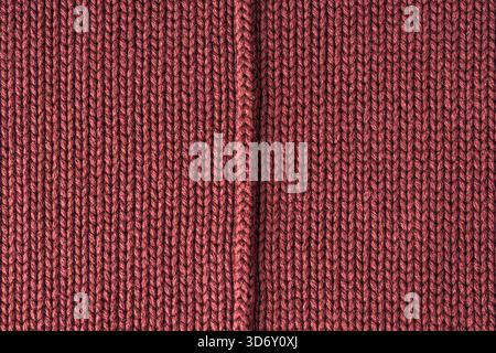 Textur eines gestrickten braunen Pullovers, warme handgefertigte Herbstkleidung, Hintergrund. Stockfoto