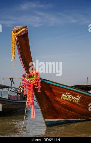 Vor einem traditionellen thailändischen Langboot mit Blumenschmuck in Krabi, Thailand, an einem sonnigen Tag. Stockfoto