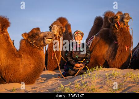 Porträt eines Kamelhirten in der Wüste Gobi bei Khongor Sanddünen bei Sonnenuntergang in der Mongolei Stockfoto