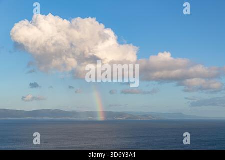Regenbogen über dem Atlantik in Galicien, Spanien Stockfoto